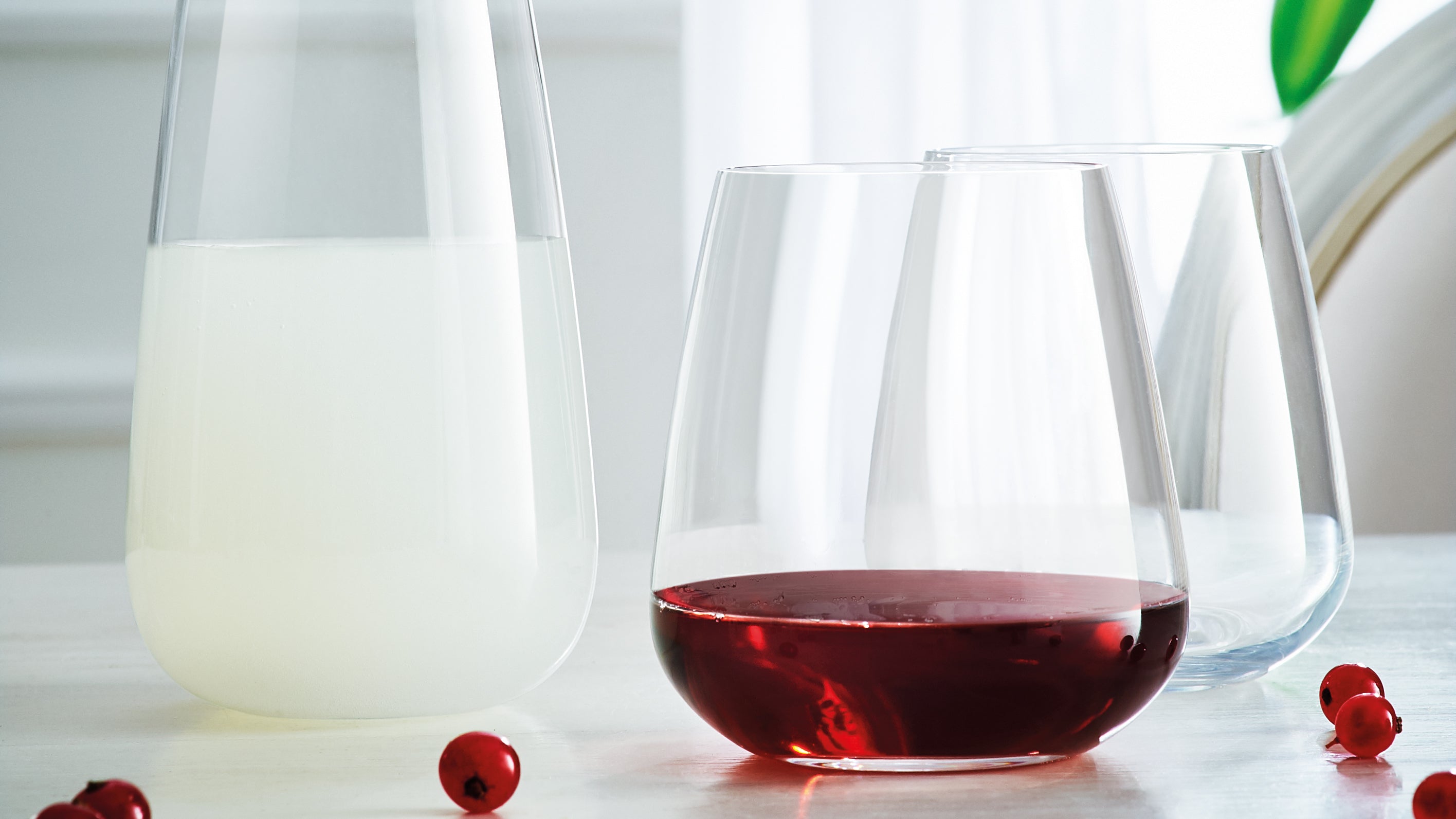 Pros and Cons of Stemless Wine Glasses
