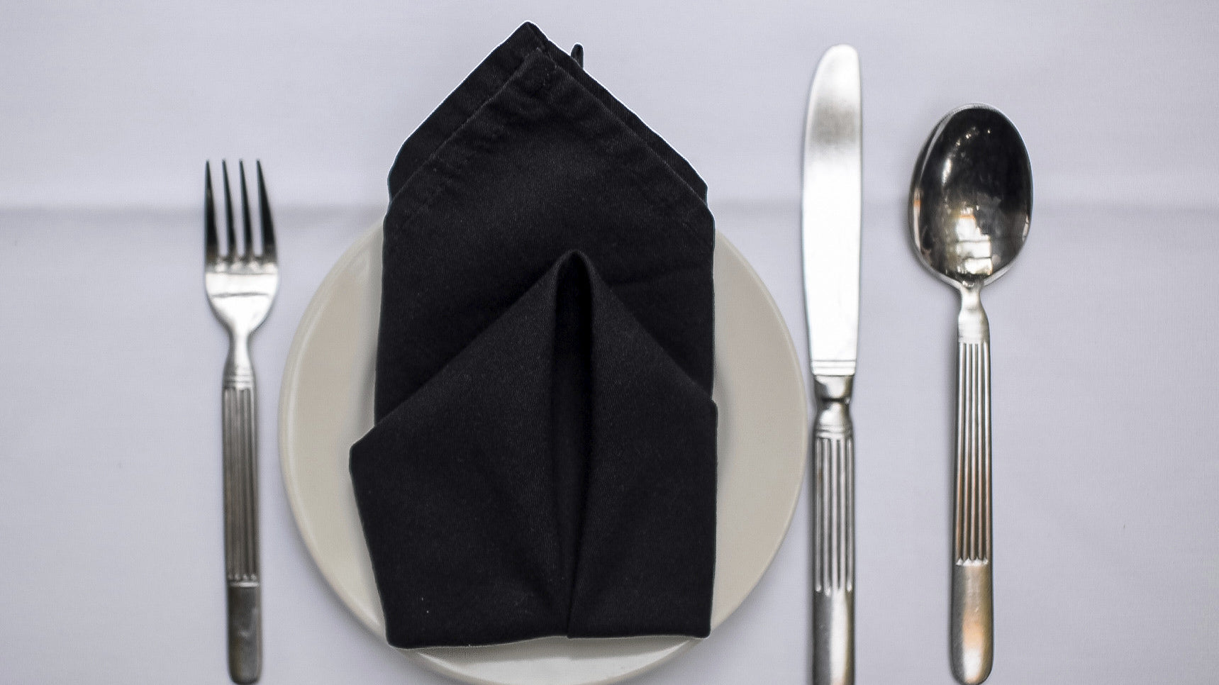 3 Napkin-Folding Techniques to Take Your Dinner Party’s Tablescape to the Next Level