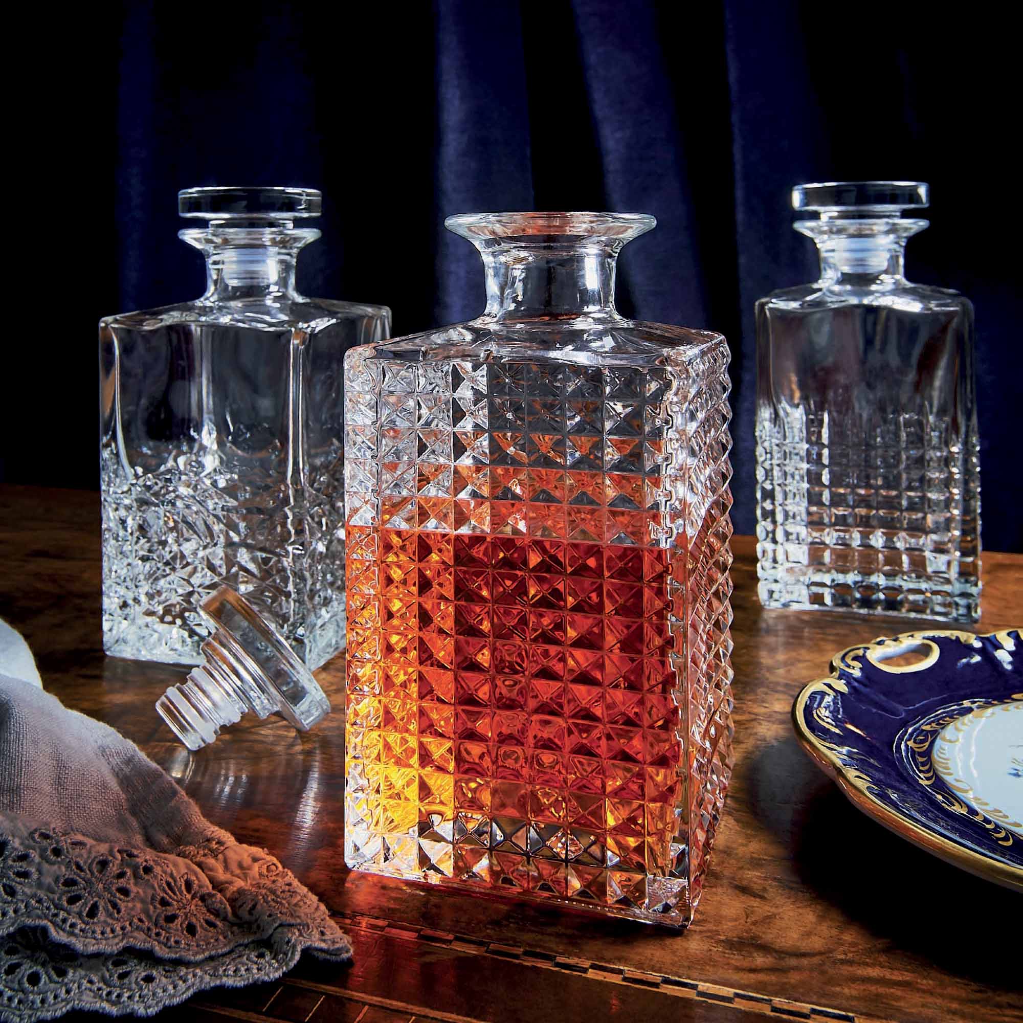 Italian Premium Textures Whiskey Decanter with Airtight Glass Stopper | 25.25oz | Mixology | 1 Piece - Luigi Bormioli USA